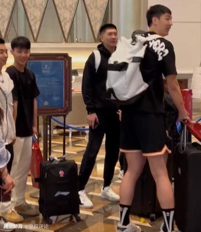 这……这传国玉玺一个就三四亿，已经从金额上超出几百倍了，你们就算是报复，也不能这么狠吧……叶辰一本正经的说道：大家都是生意人，讲究的是礼尚往来，你要硬把这种礼尚往来说成是报复，那就有点没意思了，我刚才说了，我们不干强买强卖的事儿，你要是不高兴，咱们这生意也可以不做。